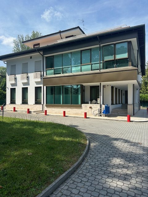 AFFITTASI UFFICIO-13 PARCHEGGI